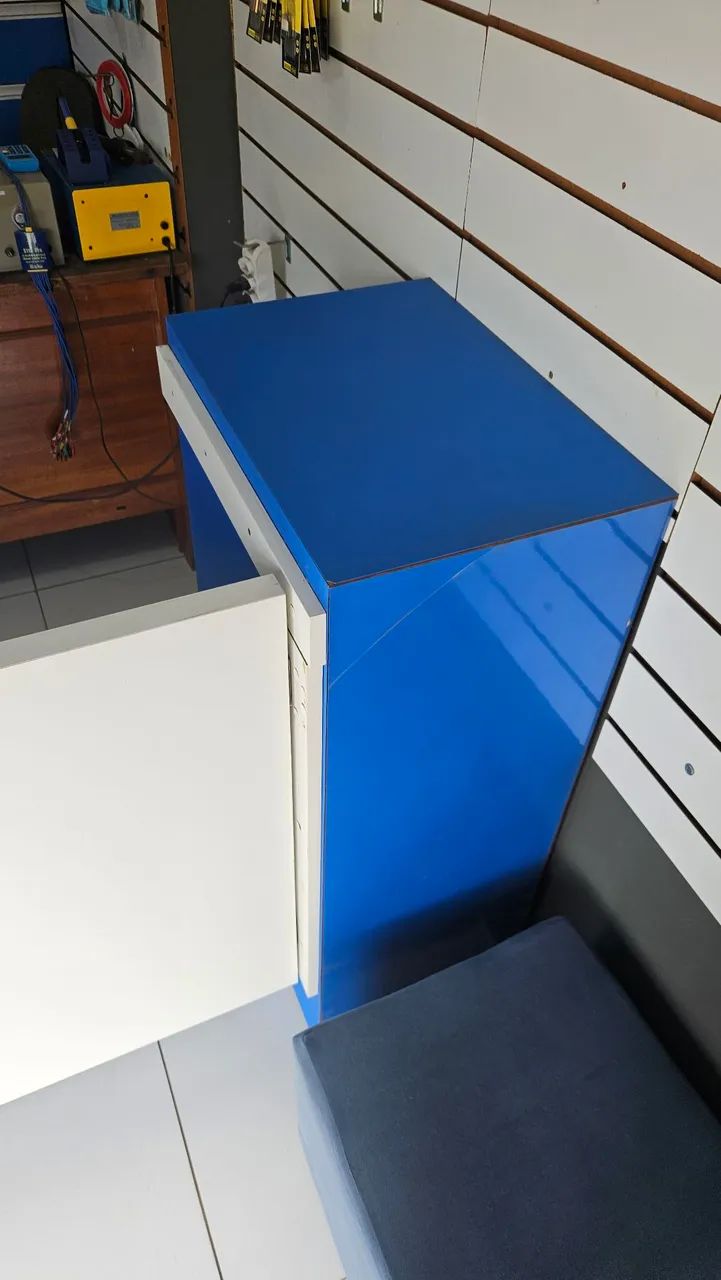 Bancada completa em MDF azul/branco com prateleiras e expositor - Foto 5