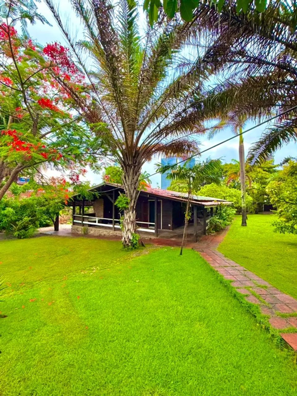 ÁREA COM CASA E PISCINA À VENDA EM PONTA NEGRA COM 2.600 m². - Foto 2