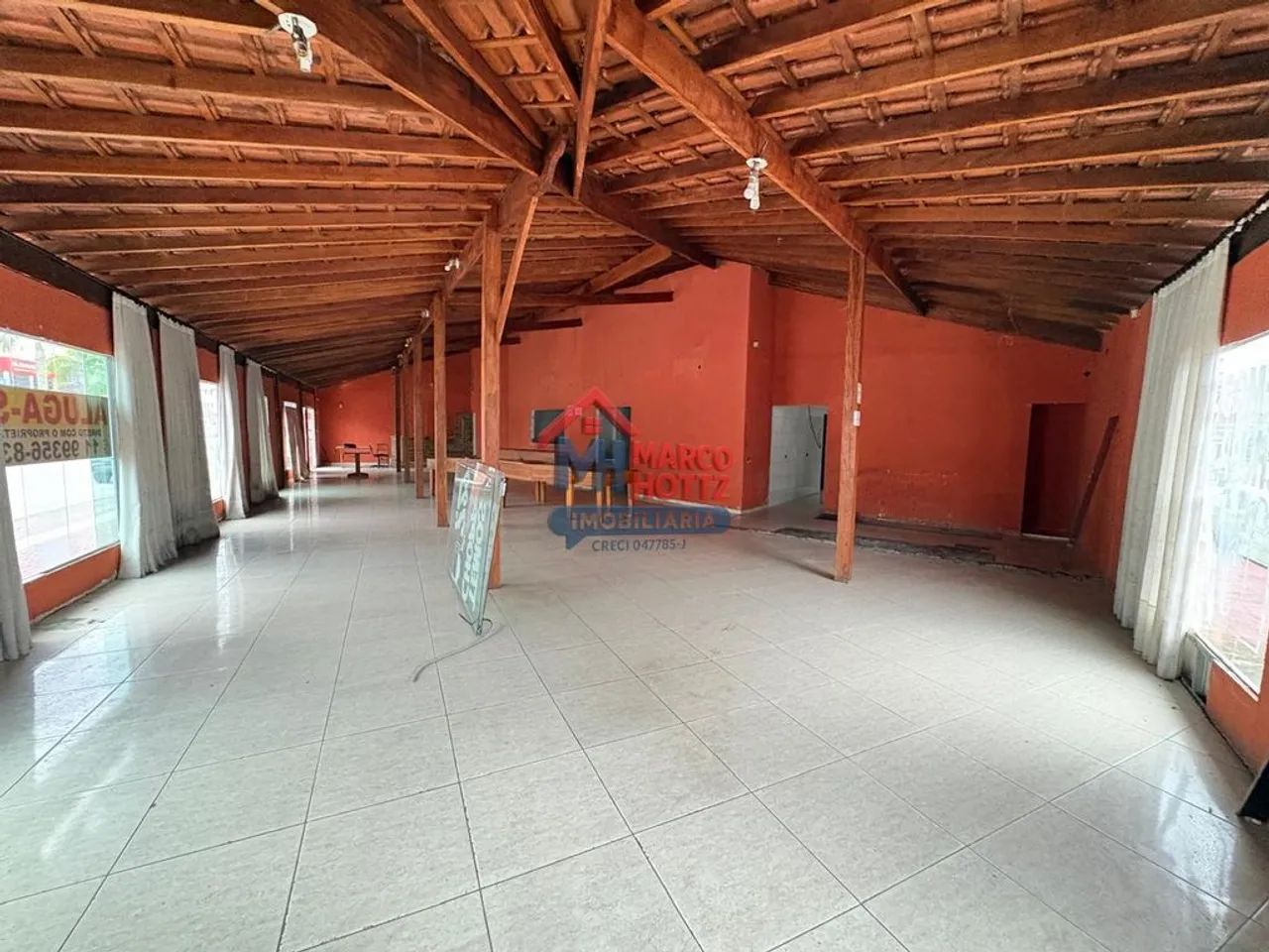 Salão Comercial 300 m de Esquina na Ocian!