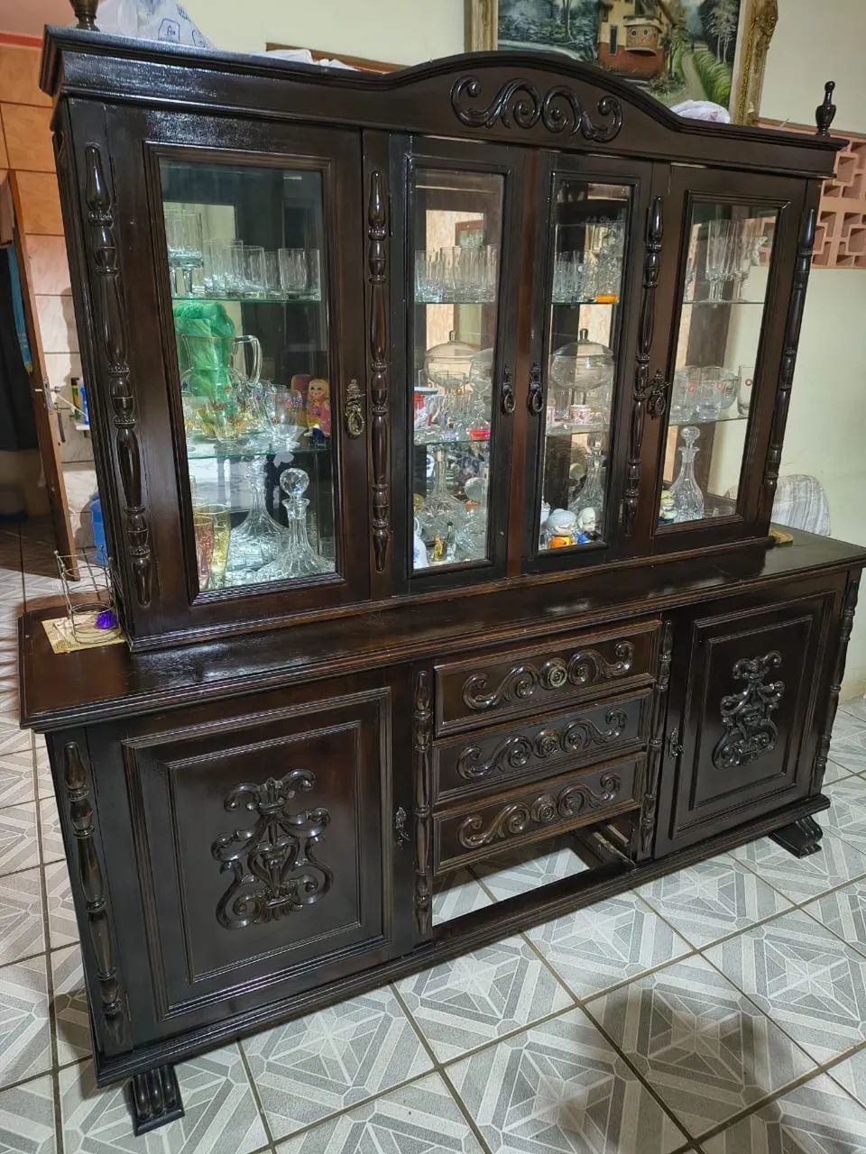Mesa e armário de madeira 