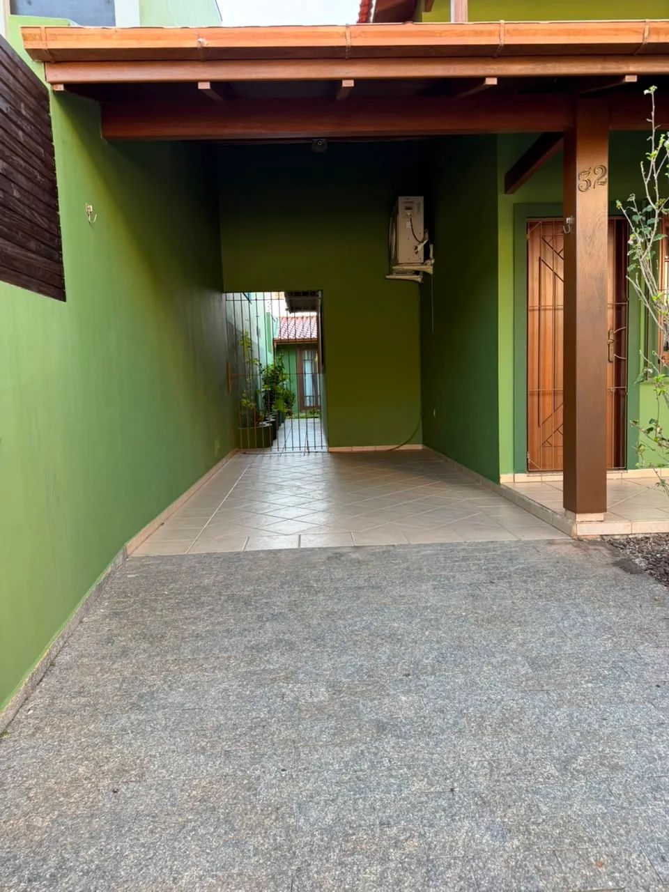 Excelente casa mobiliada com 2 pavimentos, sendo no piso térreo 2 dormitórios, 1 bwc, sala - Foto 3