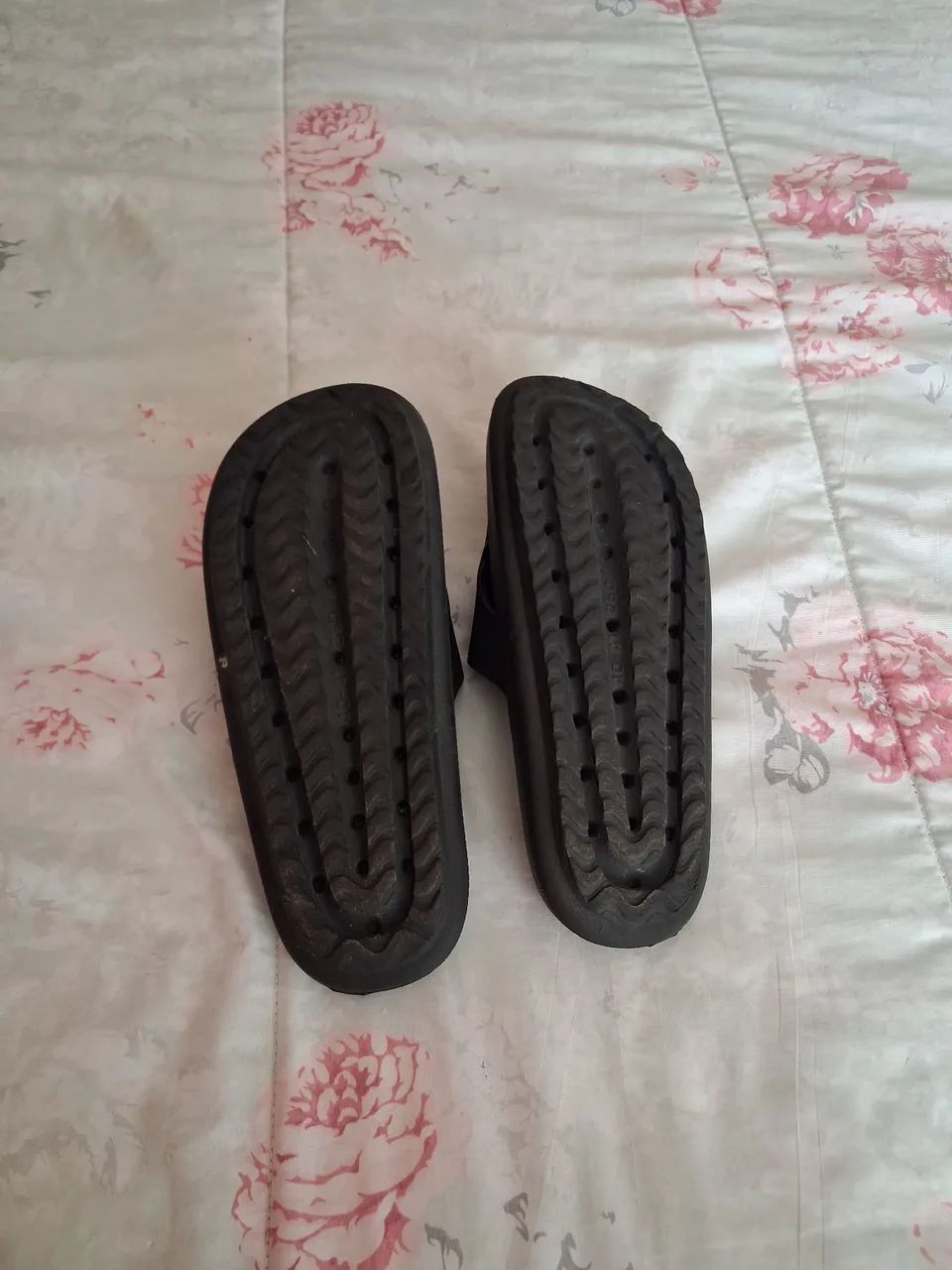 Chinelo de borracha preto. - Foto 4