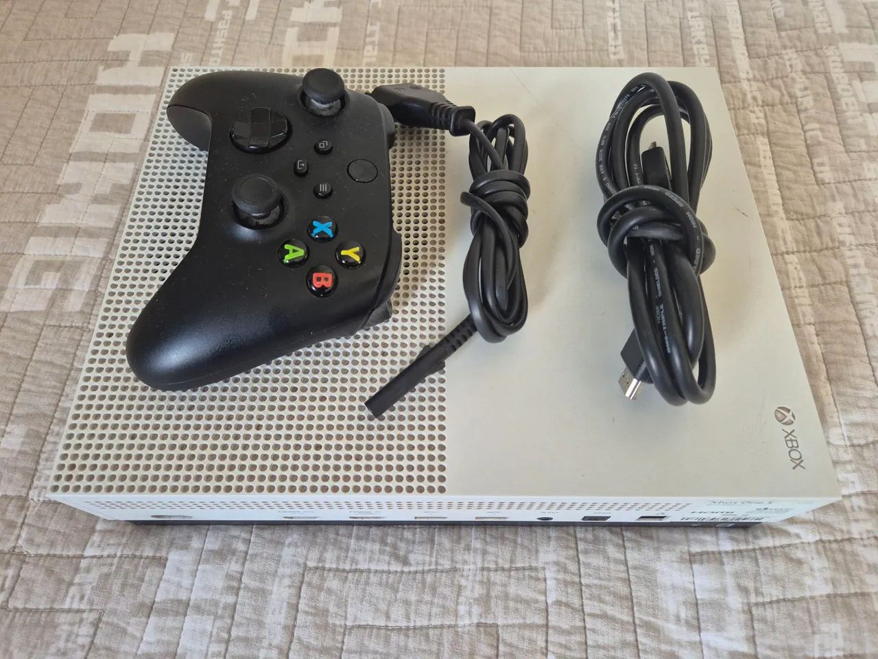 Xbox One S Model 1681 branco com controle original e cabos