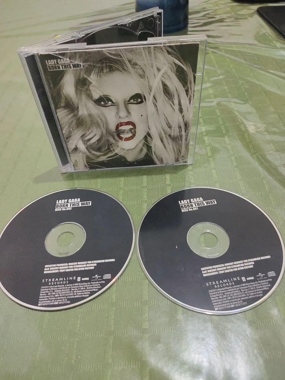 Lote Cds e Dvds Originais Lady gaga. - Foto 4