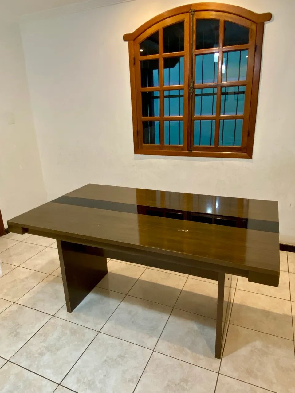 Mesa de jantar sem cadeiras