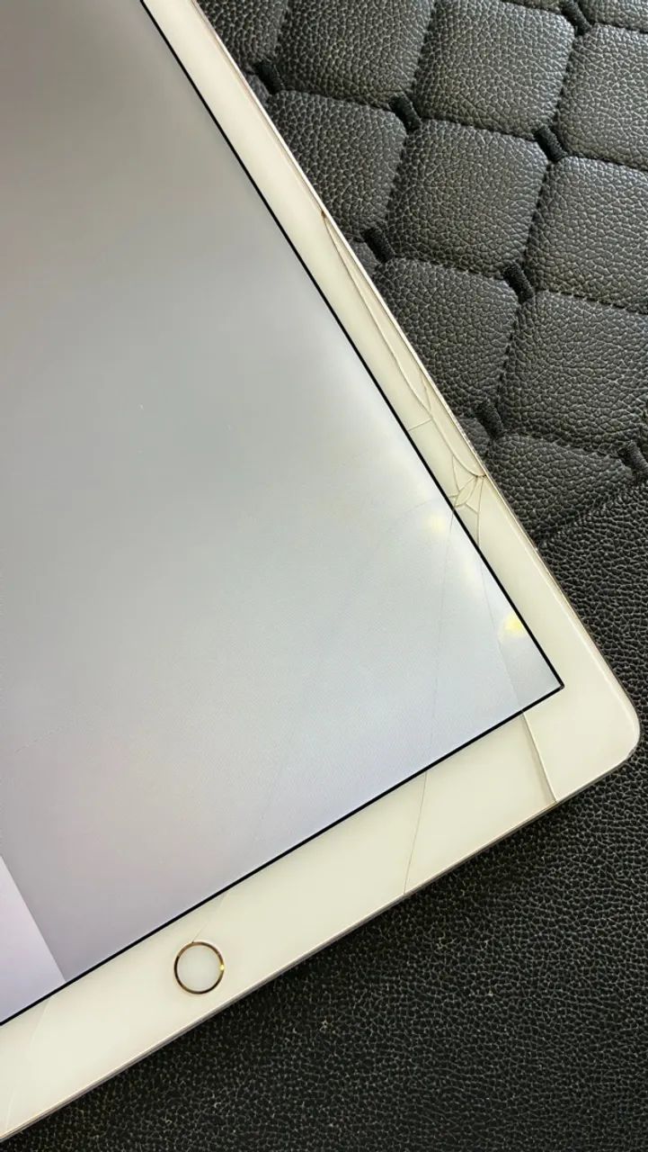 Vendo iPad Pro 12,9 polegadas, 1ª geração, com 128 GB de armazenamento, na cor dourada. - Foto 2