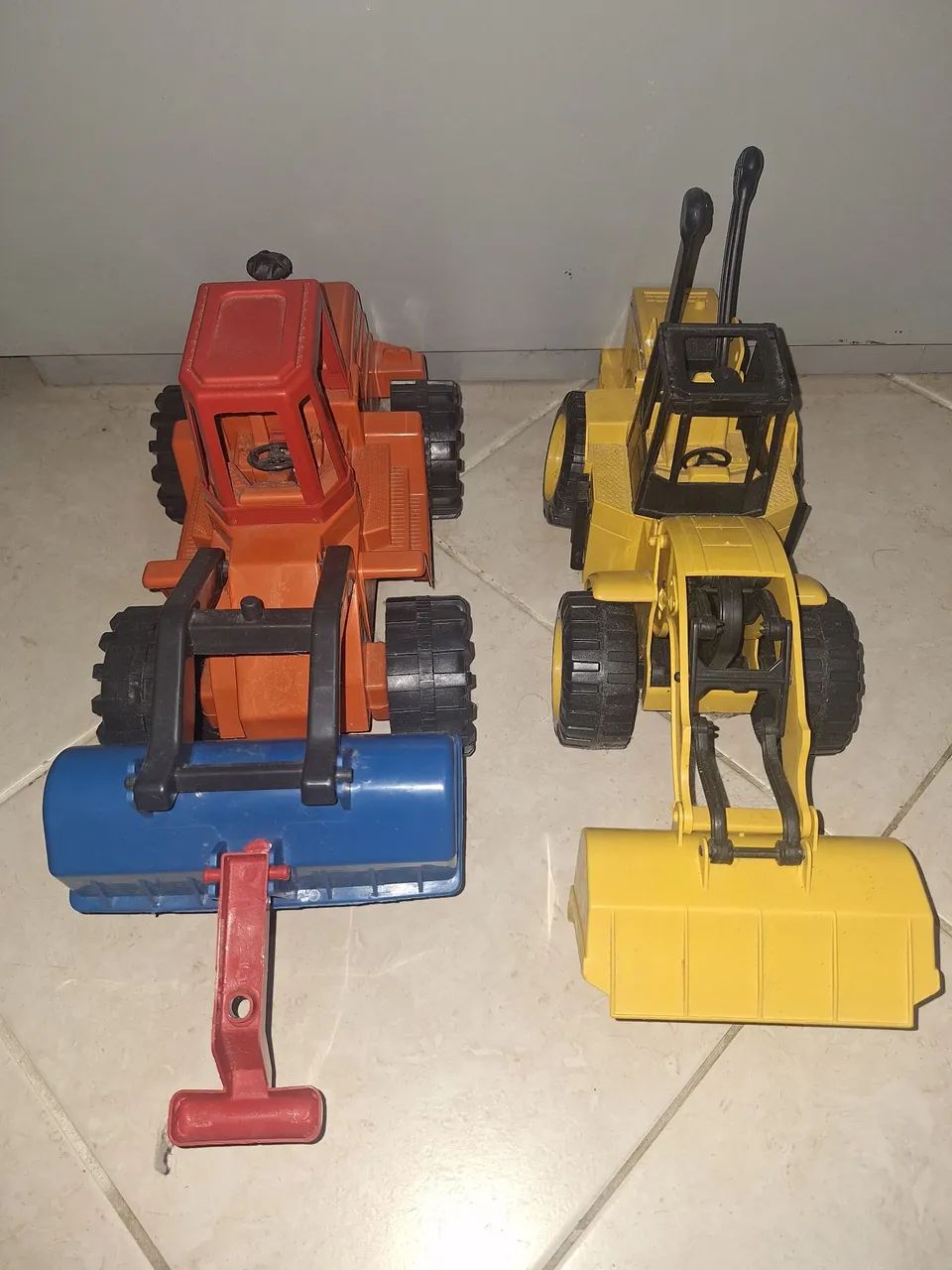 2 Trator em ótimo estado. 