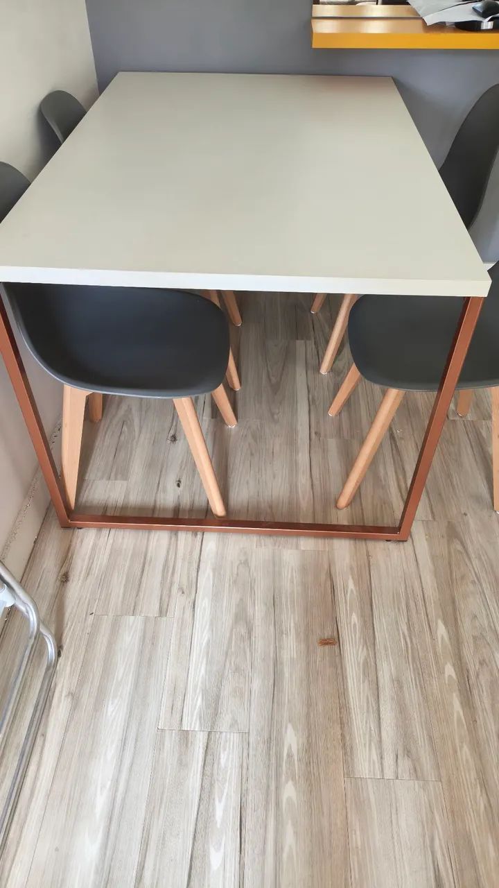 Mesa de madeira com 4 cadeiras  - Foto 2