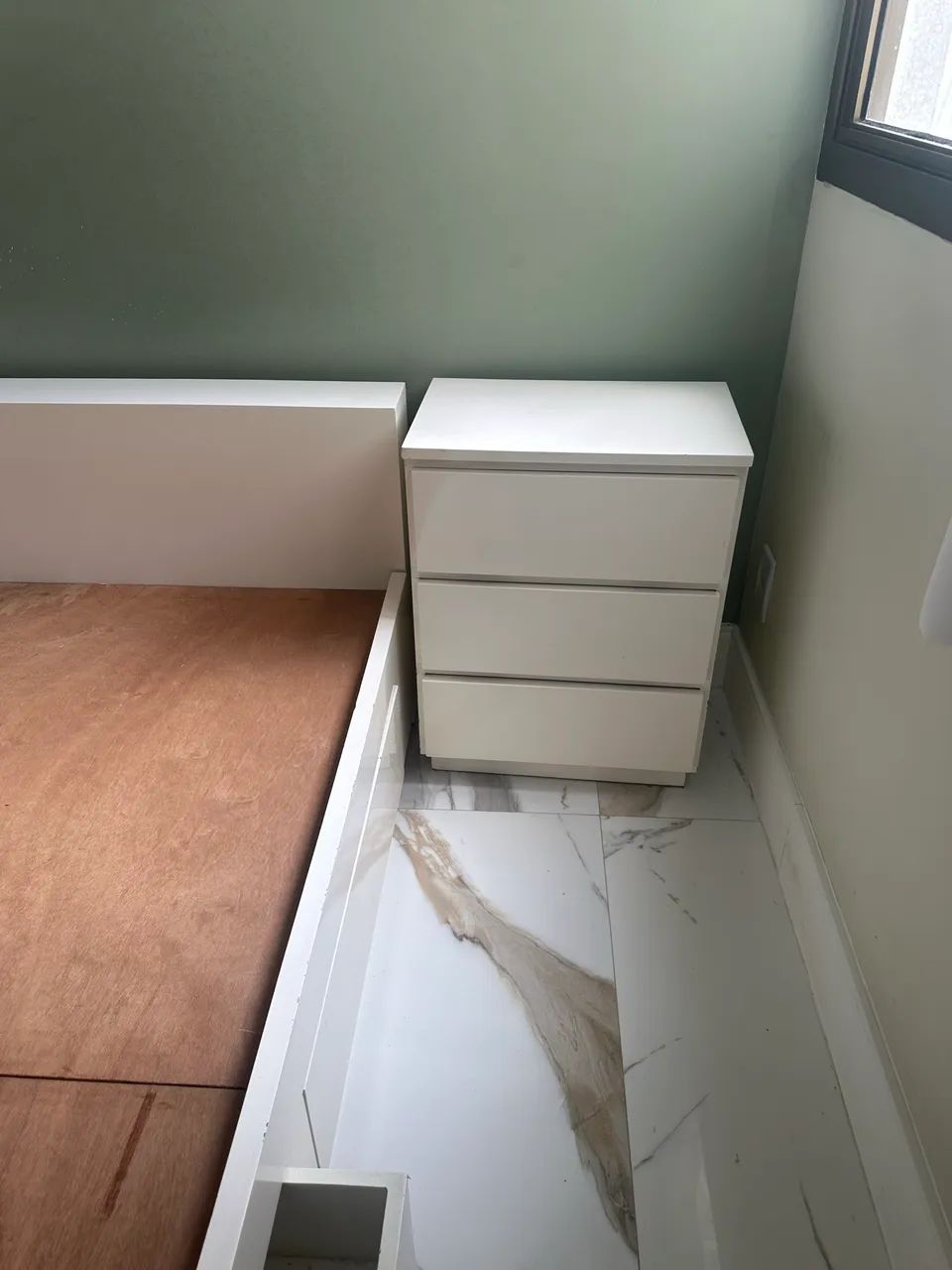 Cama casal com criados mudos