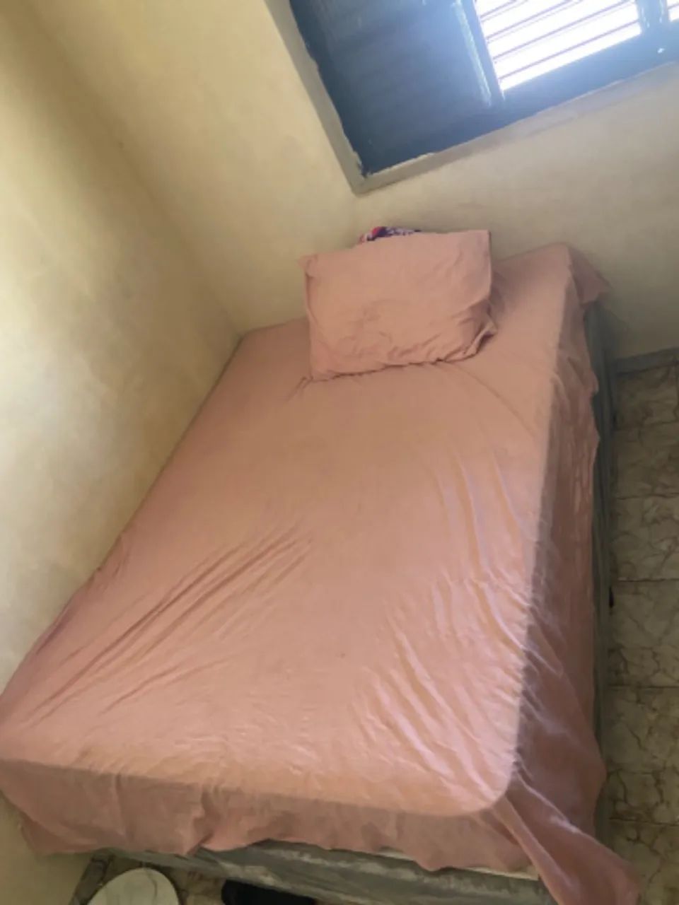 Cama box 3 meses de usada 