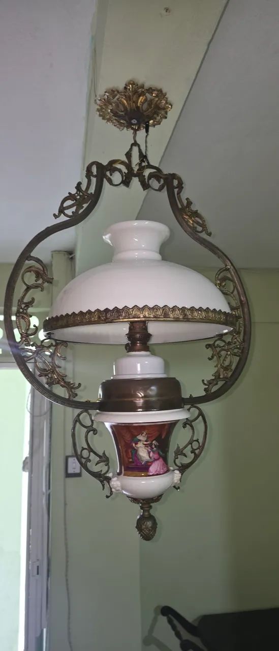 Lustre antigo bronze e cúpula de opalina