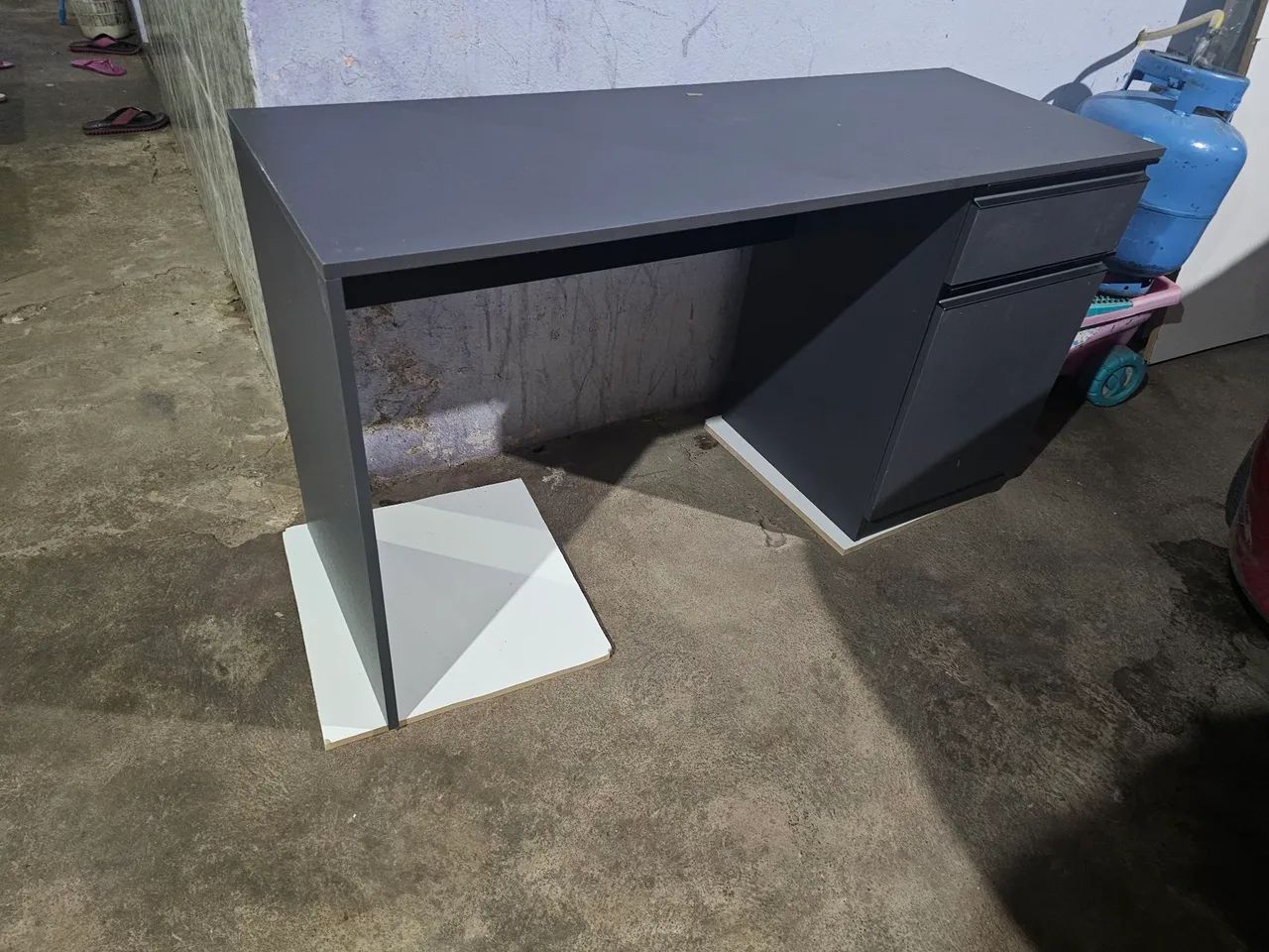 Vende-se mesa com gaveta e uma porta *96 - Foto 2