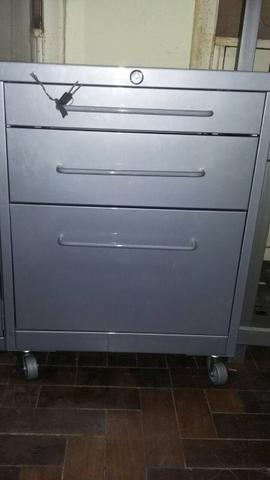 Mesa com tampo de vidro e gaveteiro - Foto 4