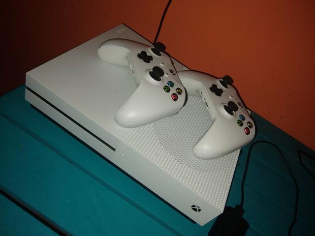Troco Xbox one S 1TB por iPhone, Xbox na garantia 2 manetes e uns 8 jogos
