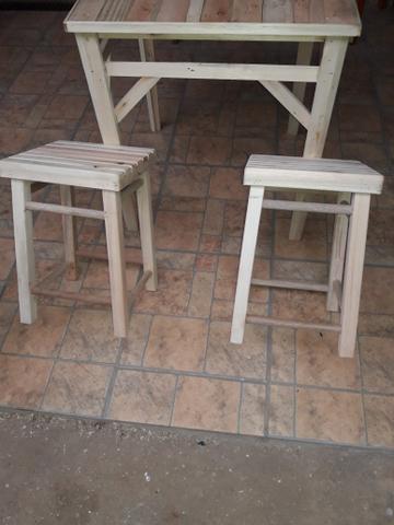 Vendo mesa pequena nova com dois banquinhos