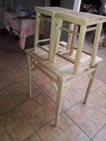 Vendo mesa pequena nova com dois banquinhos - Foto 3