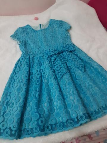 Vestido em renda azul turquesa