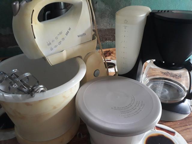 Batedeira e uma cafeteira