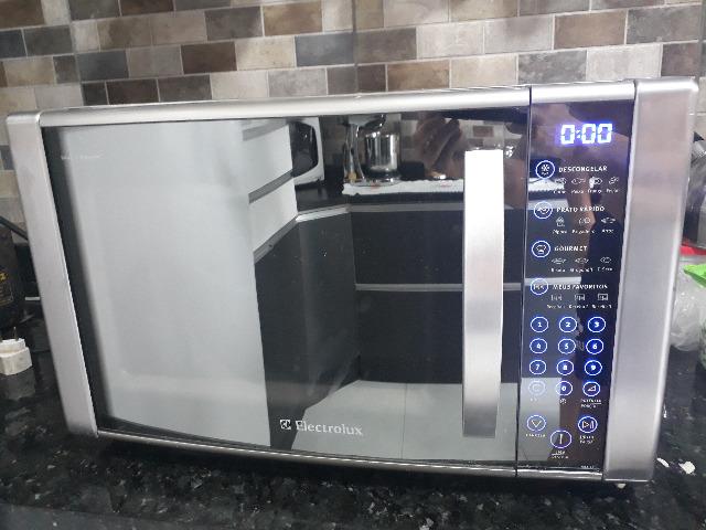 Micro-Ondas Electrolux; Cor Prata com Painel Touch On Glass e Função Grill