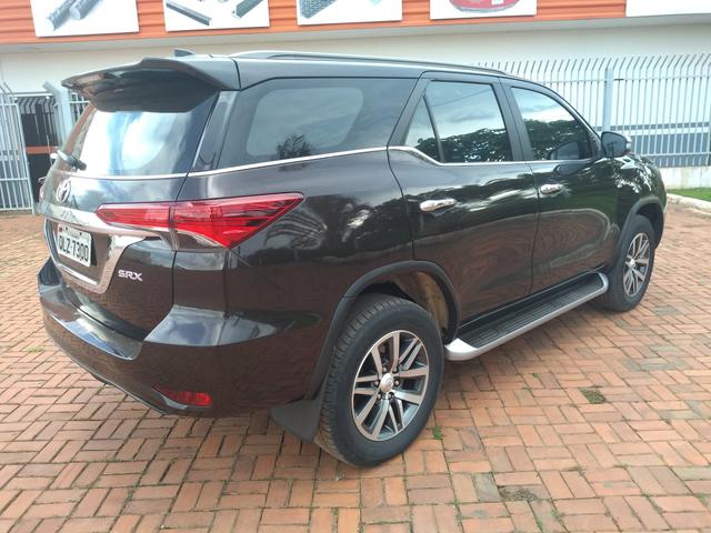 Hilux sw4 srx 2.8 tdi 4x4 diesel 7lg at 16-17 - Foto 7