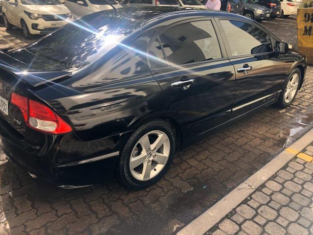 Honda Civic preto manual LXS 1.8 completo com bancos em couro. IPVA 2020 pago