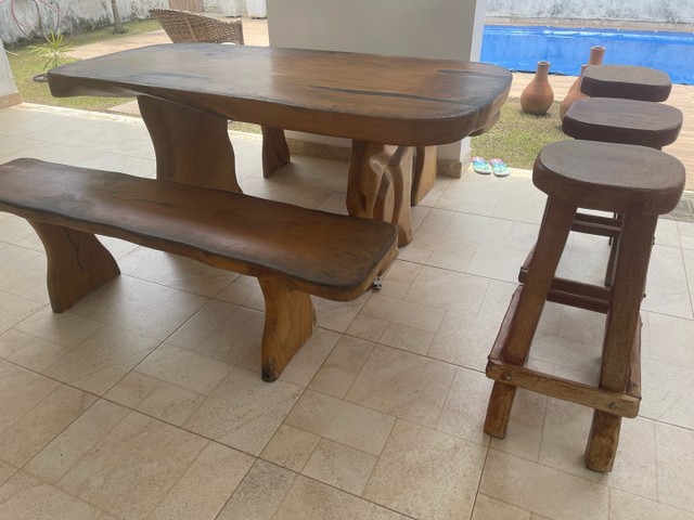 Conjunto mesa e bancos em Jaqueira 