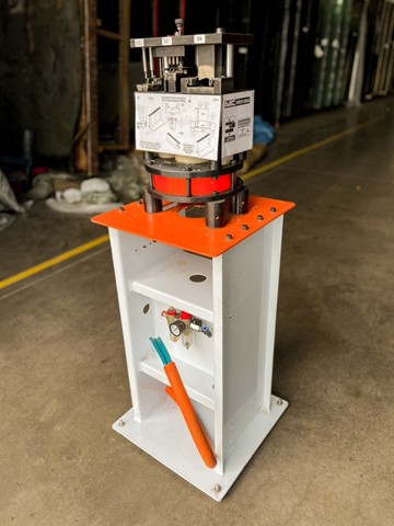 Estampo pneumático para fixação de contramarco em alumínio - NOVO - Foto 2