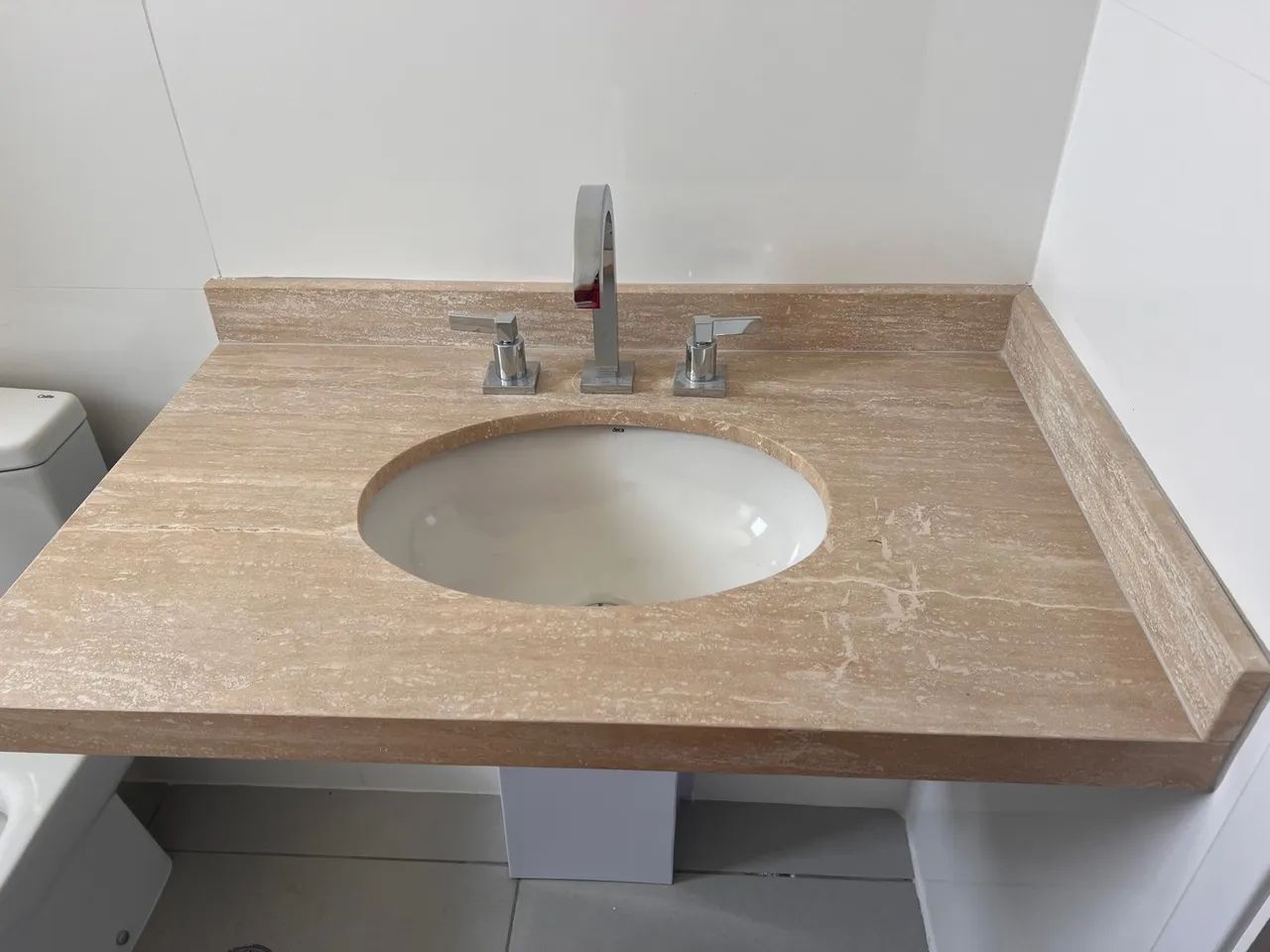 Pia de banheiro em mármore travertino