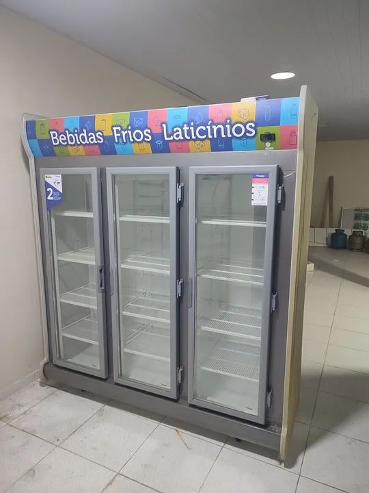 Expositor 3 portas para frios bebidas, laticínios 1 ano de uso, estado de novo 