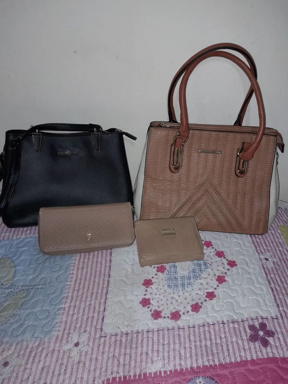 Bolsa de ombro e carteiras