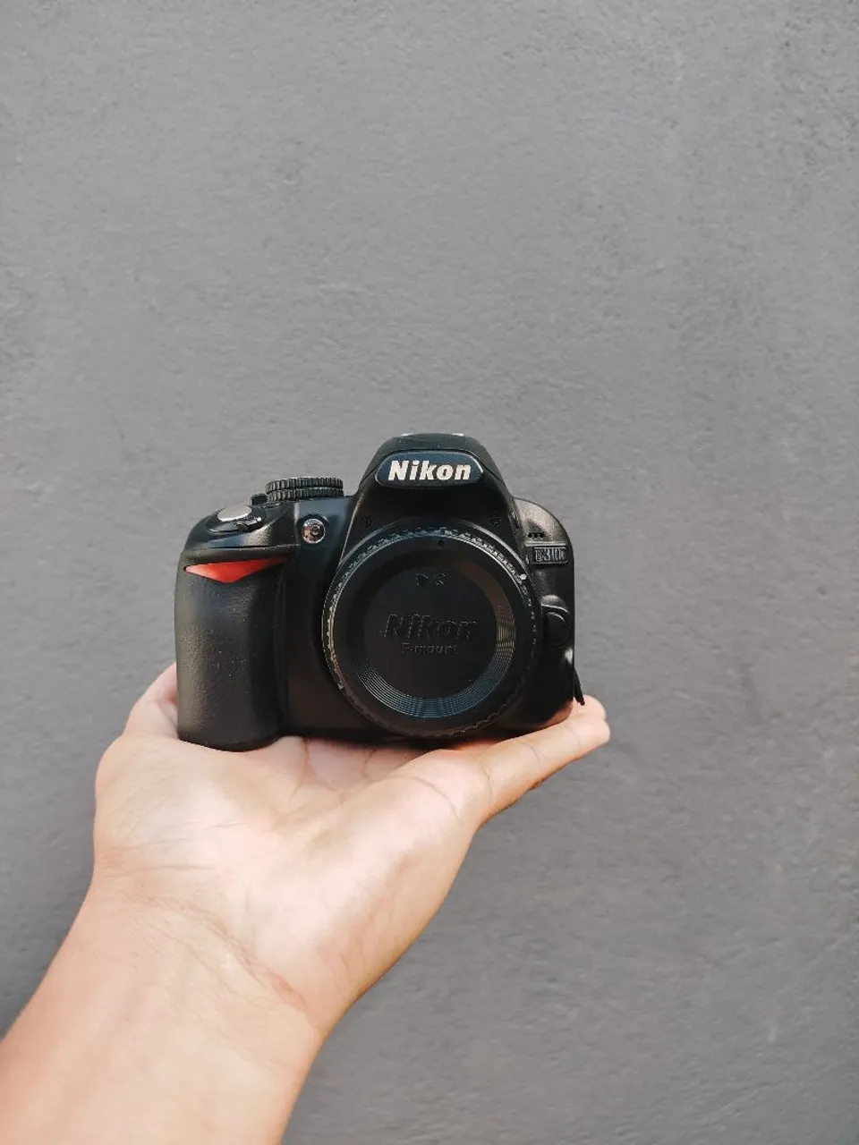 Nikon D3100 avec AF-S Nikkor 18-55 mm 3,5-5,6 G + Batterie
