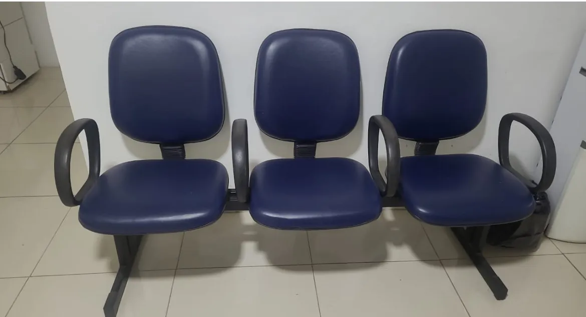 Conjunto de 3 cadeiras azuis para recepção