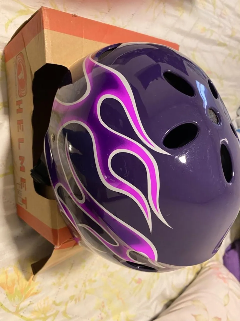 Patins e Capacete Radical Roxo com Design de Chamas 