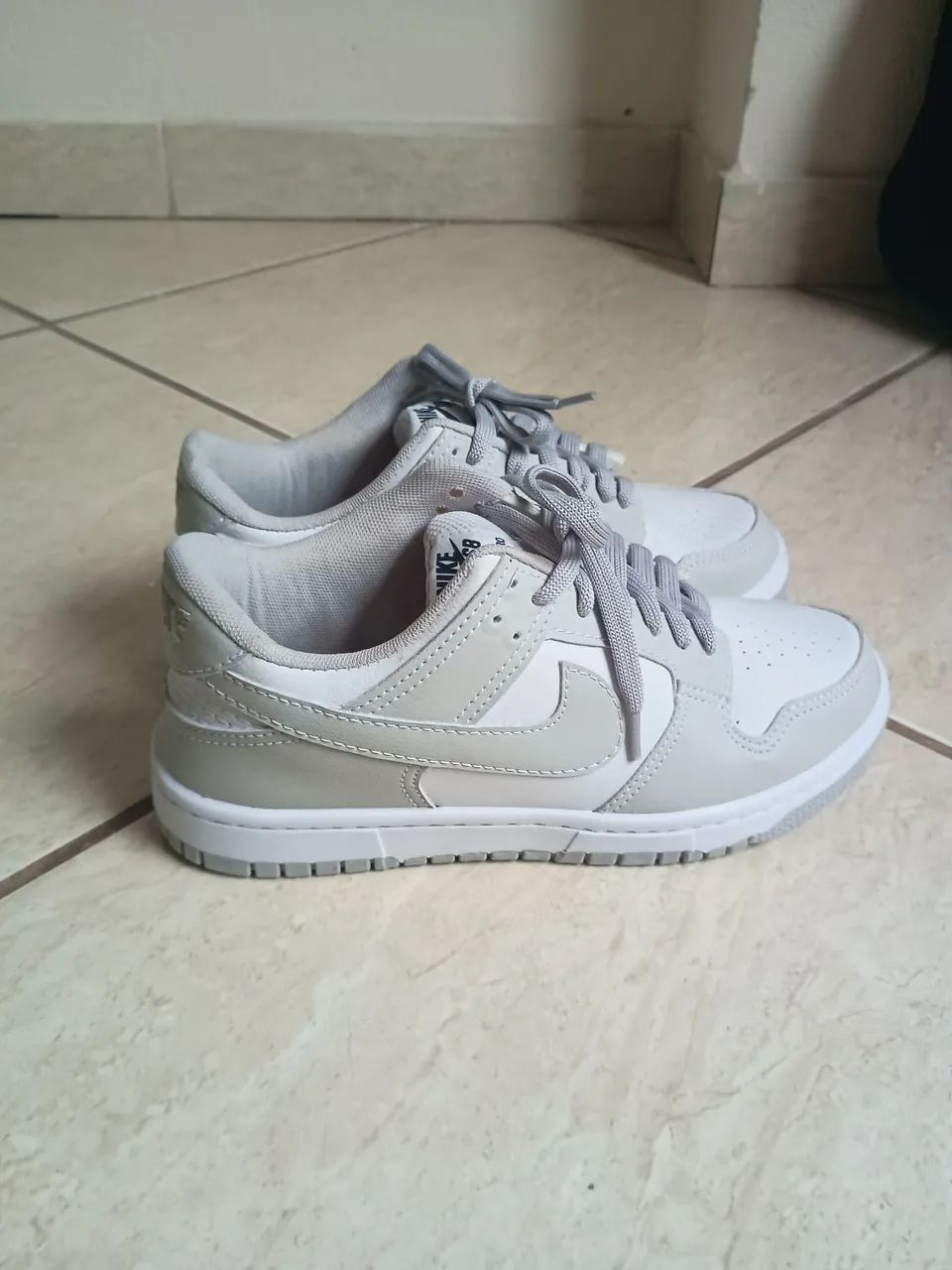  Vendo Tênis Nike Dunk Low cinza e branco  - Foto 5
