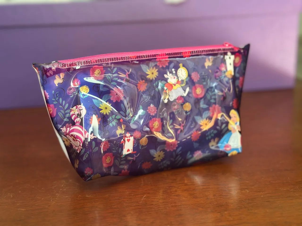 Necessaire Alice no País das Maravilhas Pequena Plástico - Foto 2