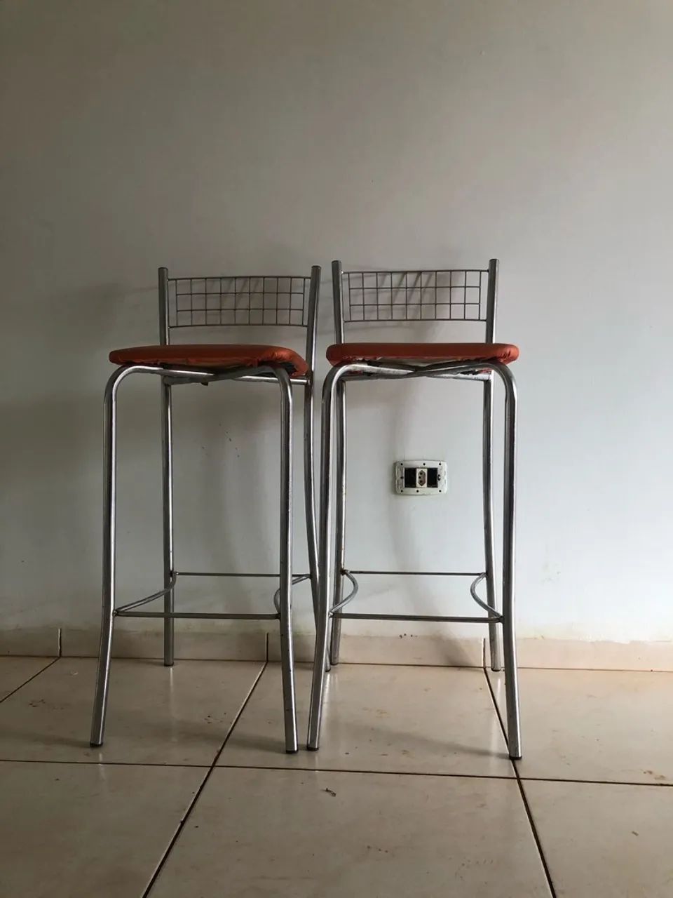 Par de Banquetas de Metal com Assento Laranja - Foto 2