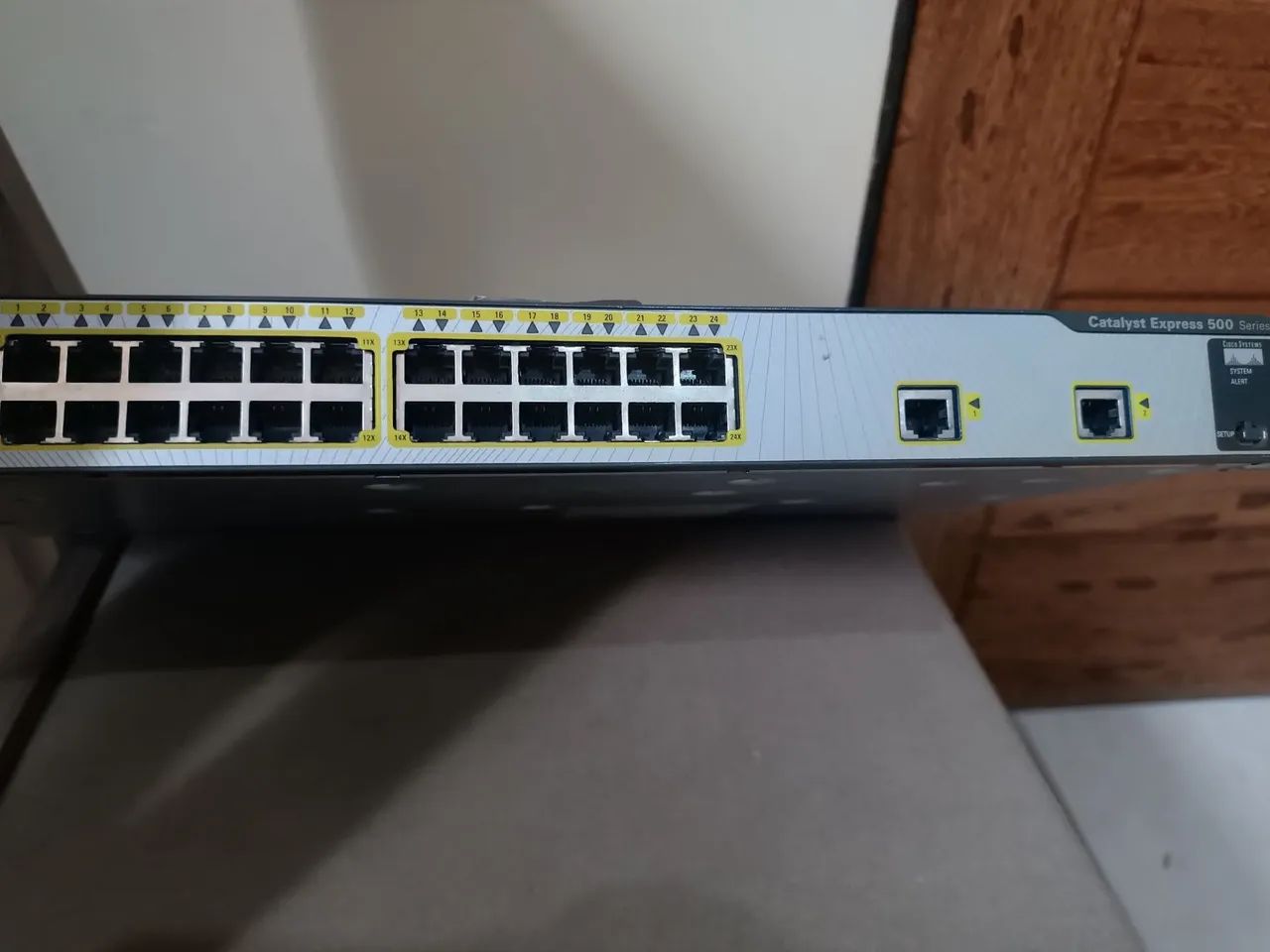 Switch Cisco Catalyst Express 500-24tt (Usado)<br>