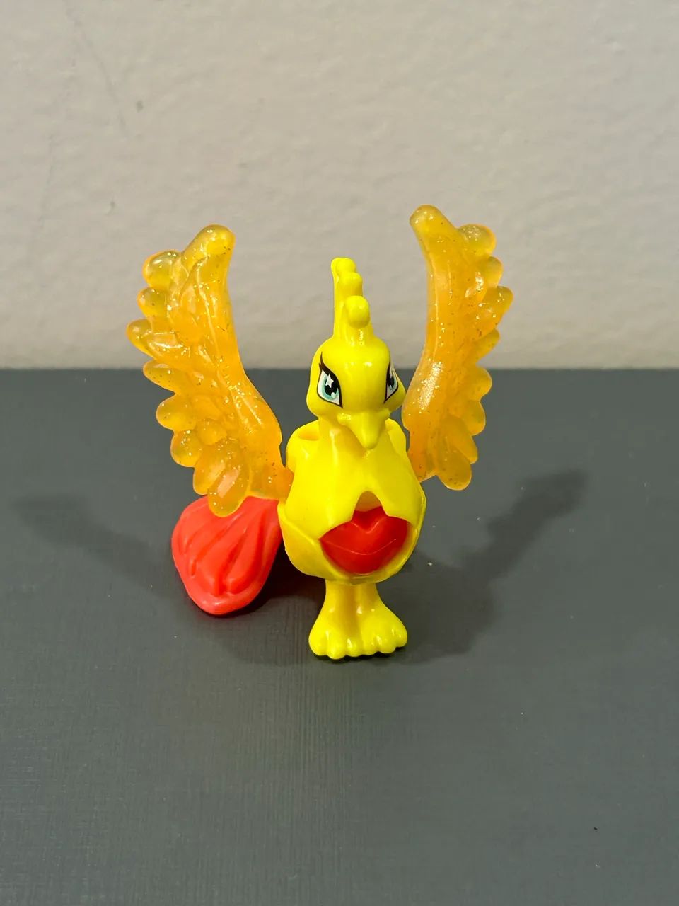 Kinder ovo pássaro amarelo. Fênix 