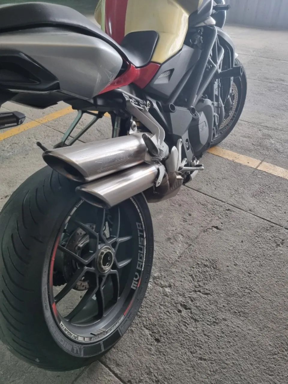 MV Agusta Brutale 1090R - Foto 5