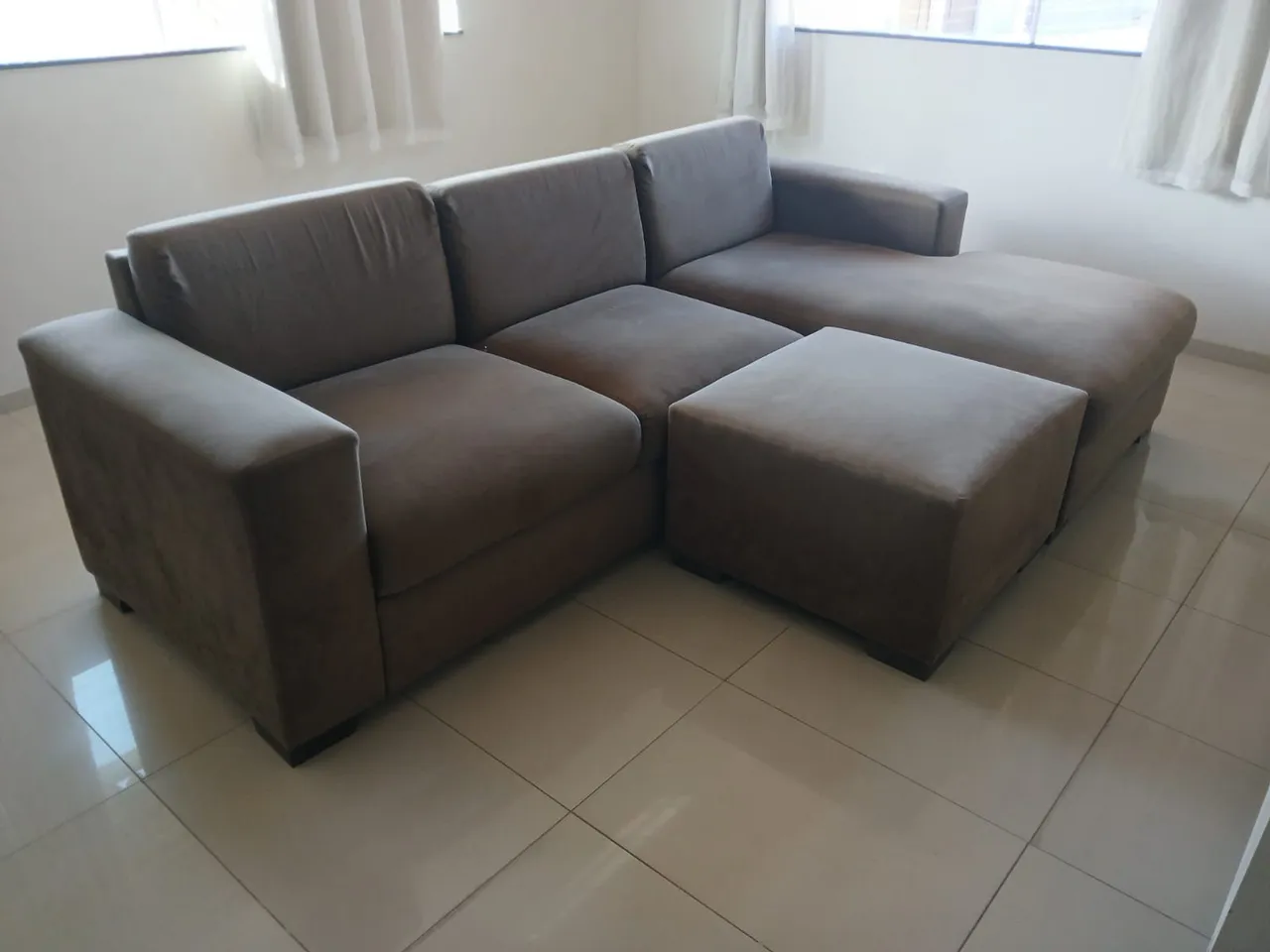 Sofá de canto com chaise e puff