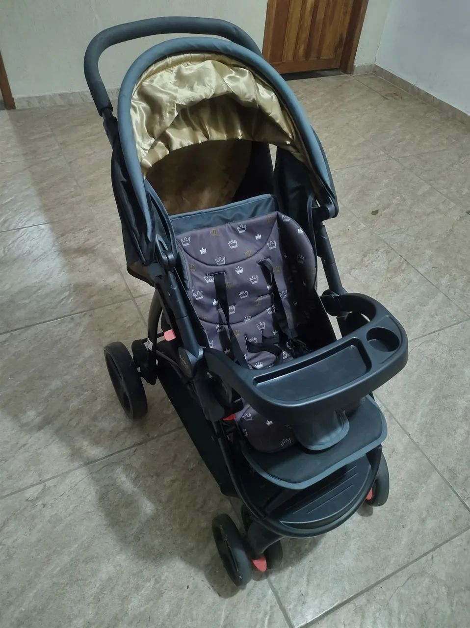 Carrinho de Bebê -  Cosco Nexus com bebe conforto