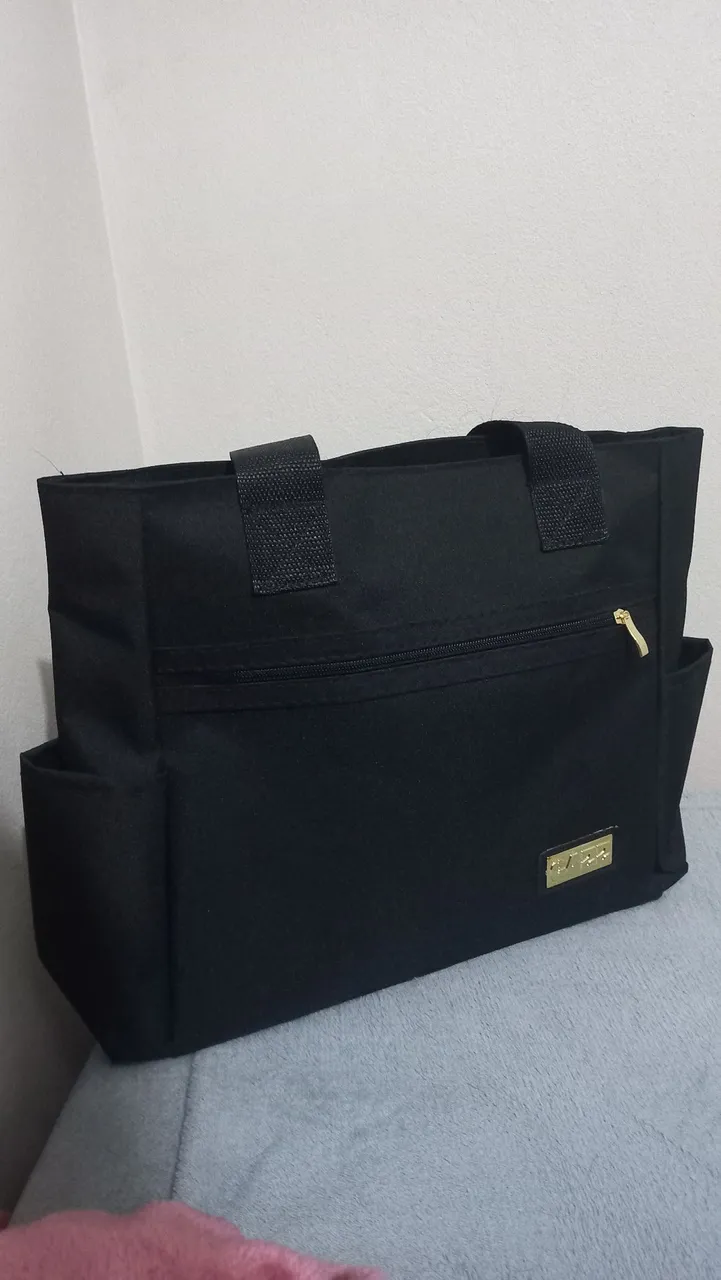 Bolsa preta com detalhes dourados