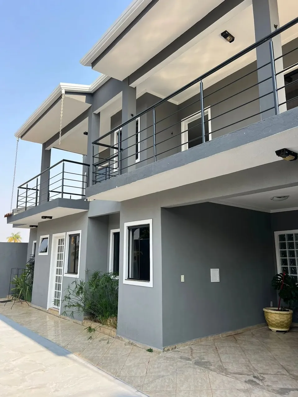 Alugo casa, 3 quartos, suíte e armários planejados.