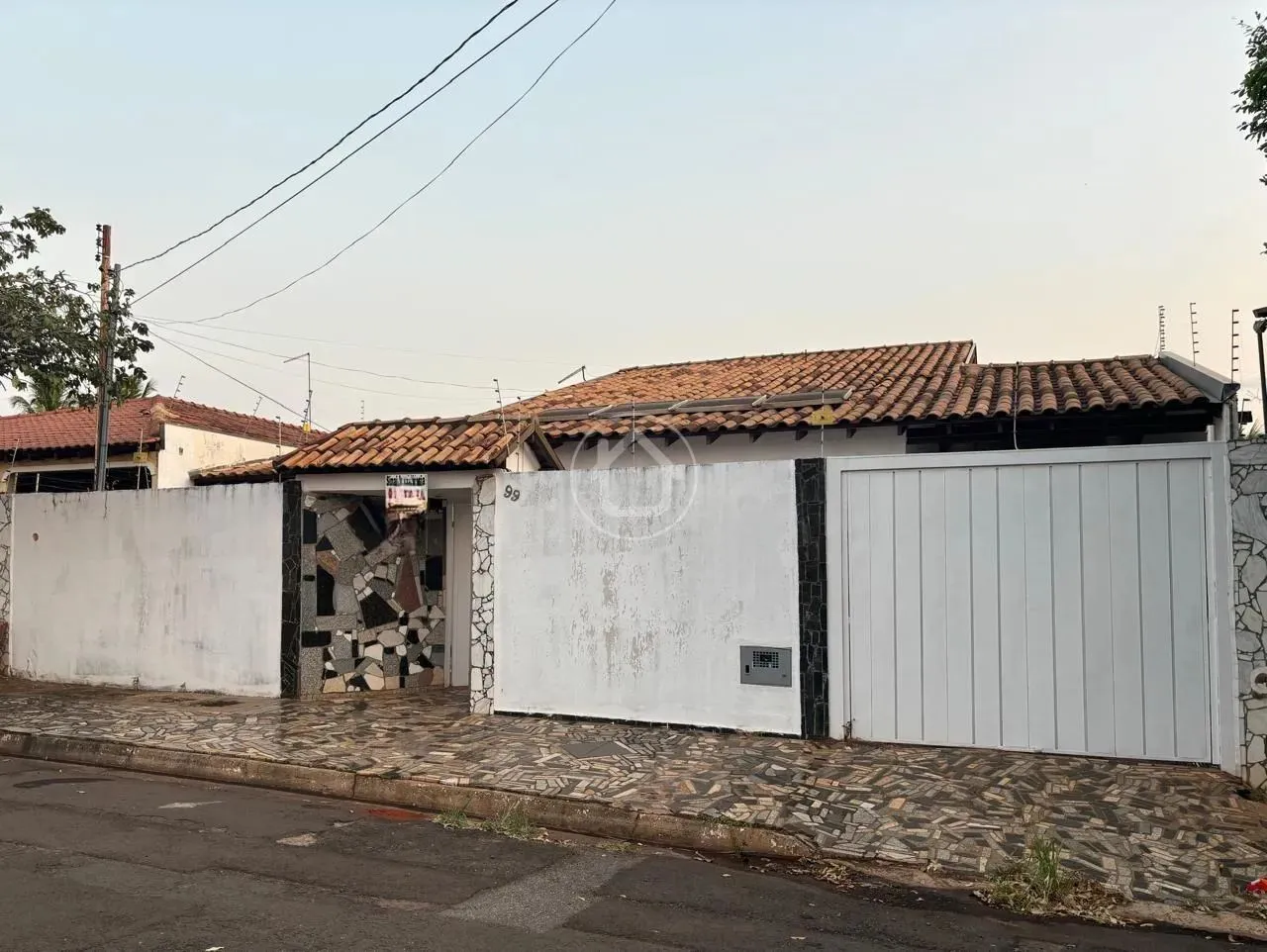 CASA COM 03 QUARTOS - REGIÃO MILITAR