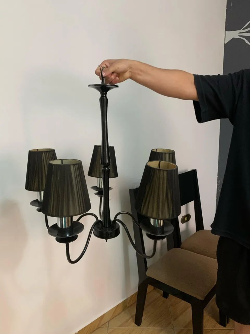 Lustre de 5 braços preto com cúpulas
