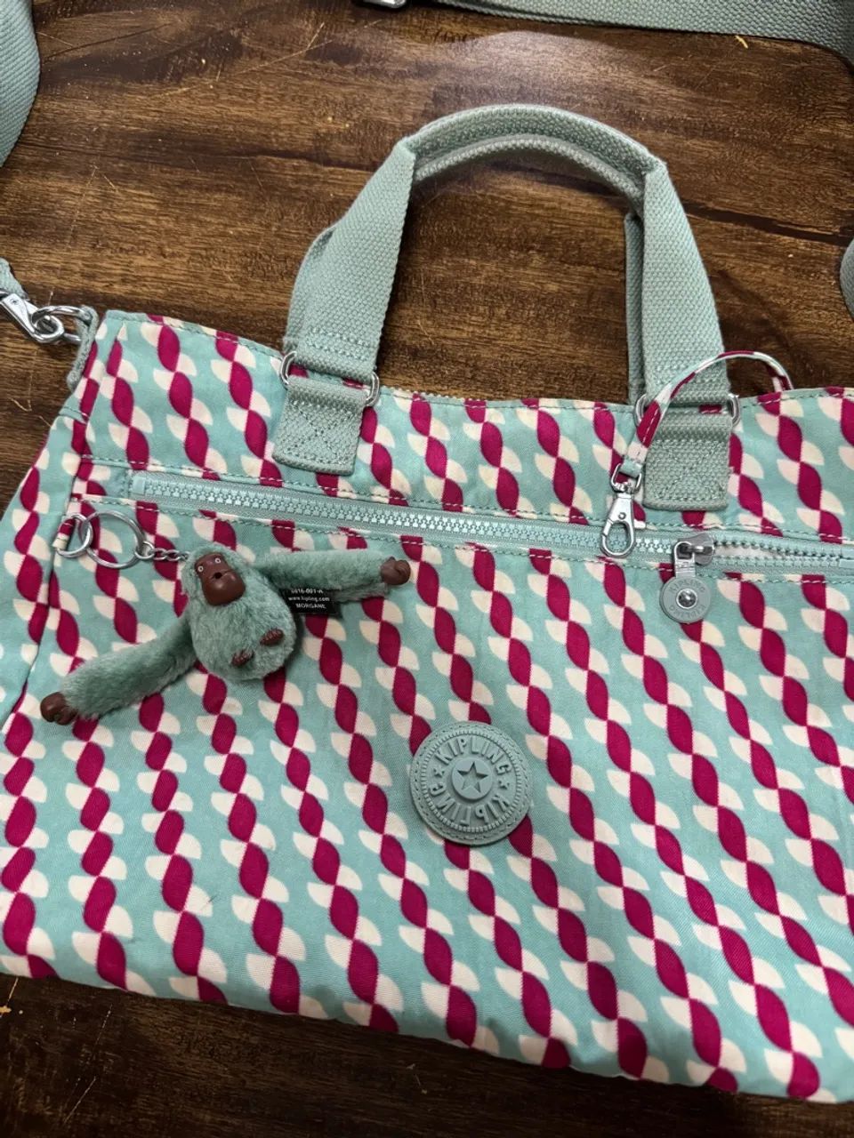 Bolsa Kipling com alça de ombro e detalhes em rosa