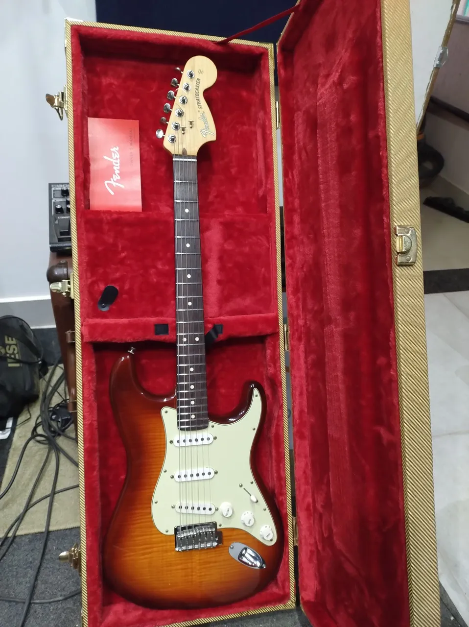 Guitarra Fender Stratocaster -Perforner Americana - Corona Califórnia