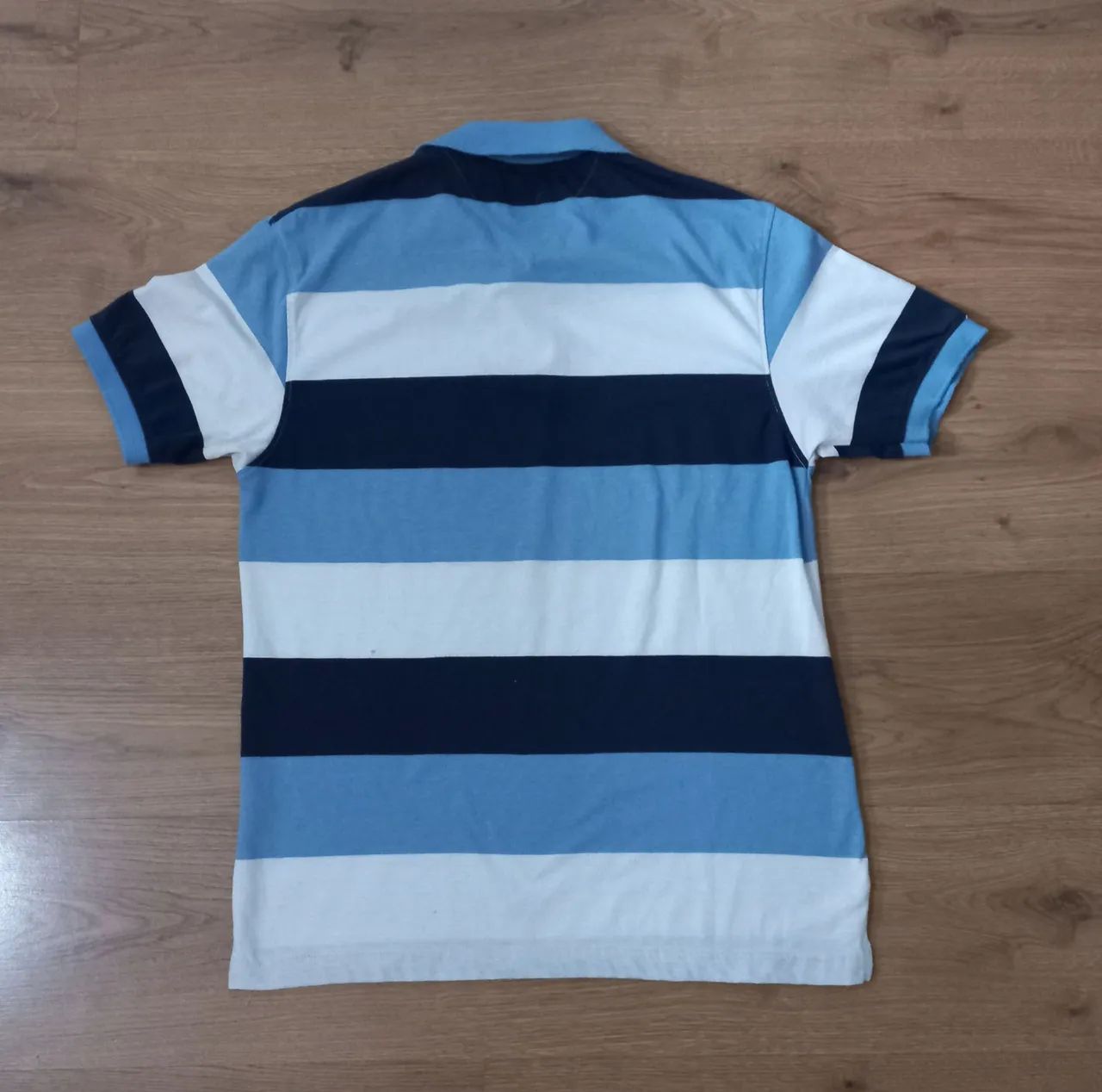 Camisa Polo Masculina Tam. M Listrada azul e branca - Foto 2