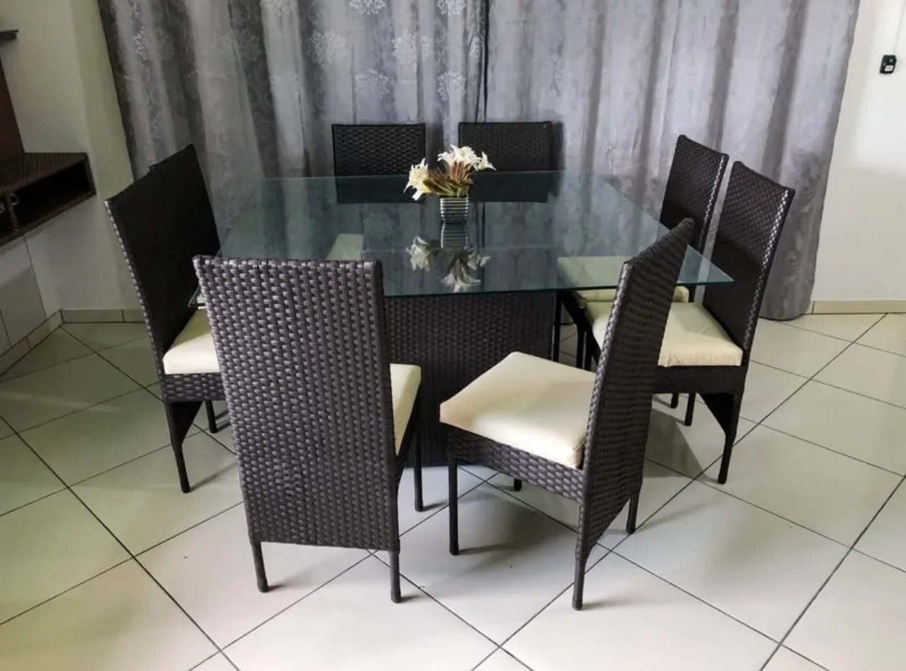 Mesa de jantar com 6 cadeiras.