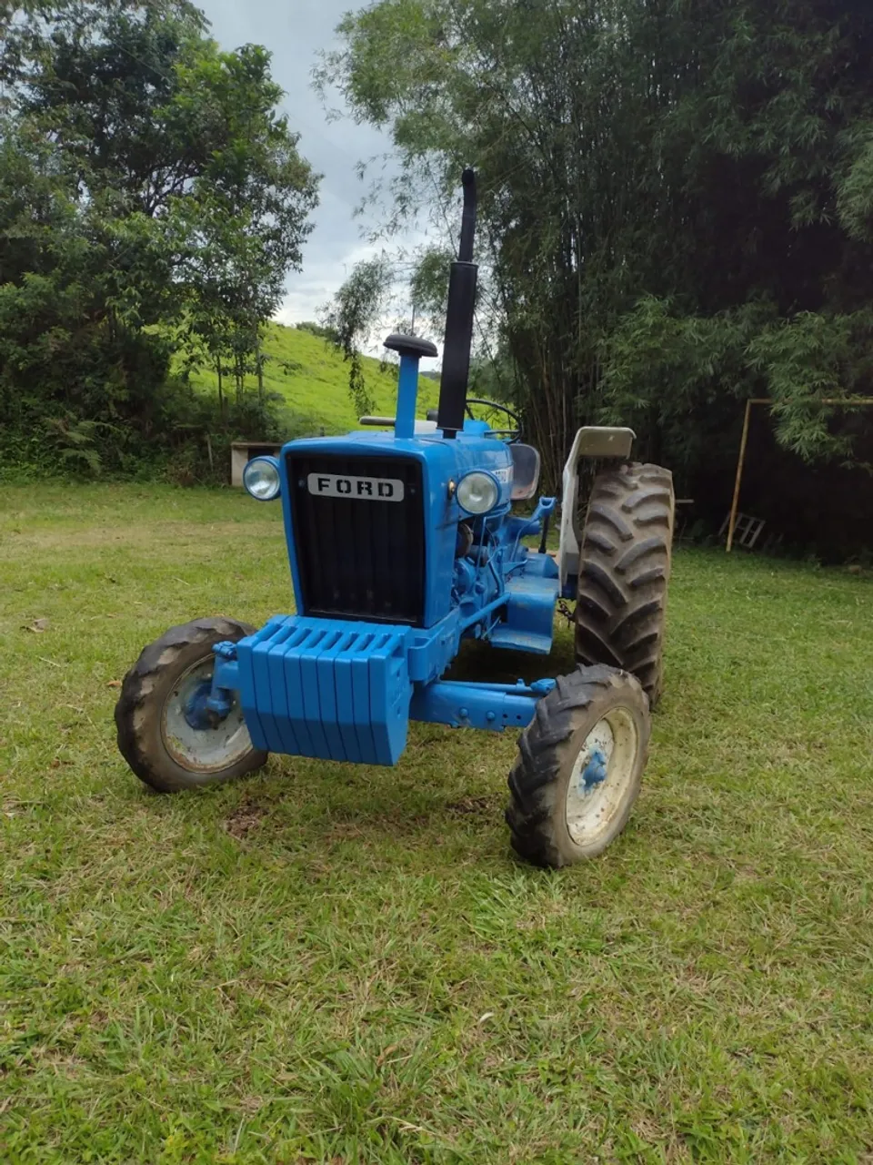 Trator Ford Azul - Máquina Agrícola
